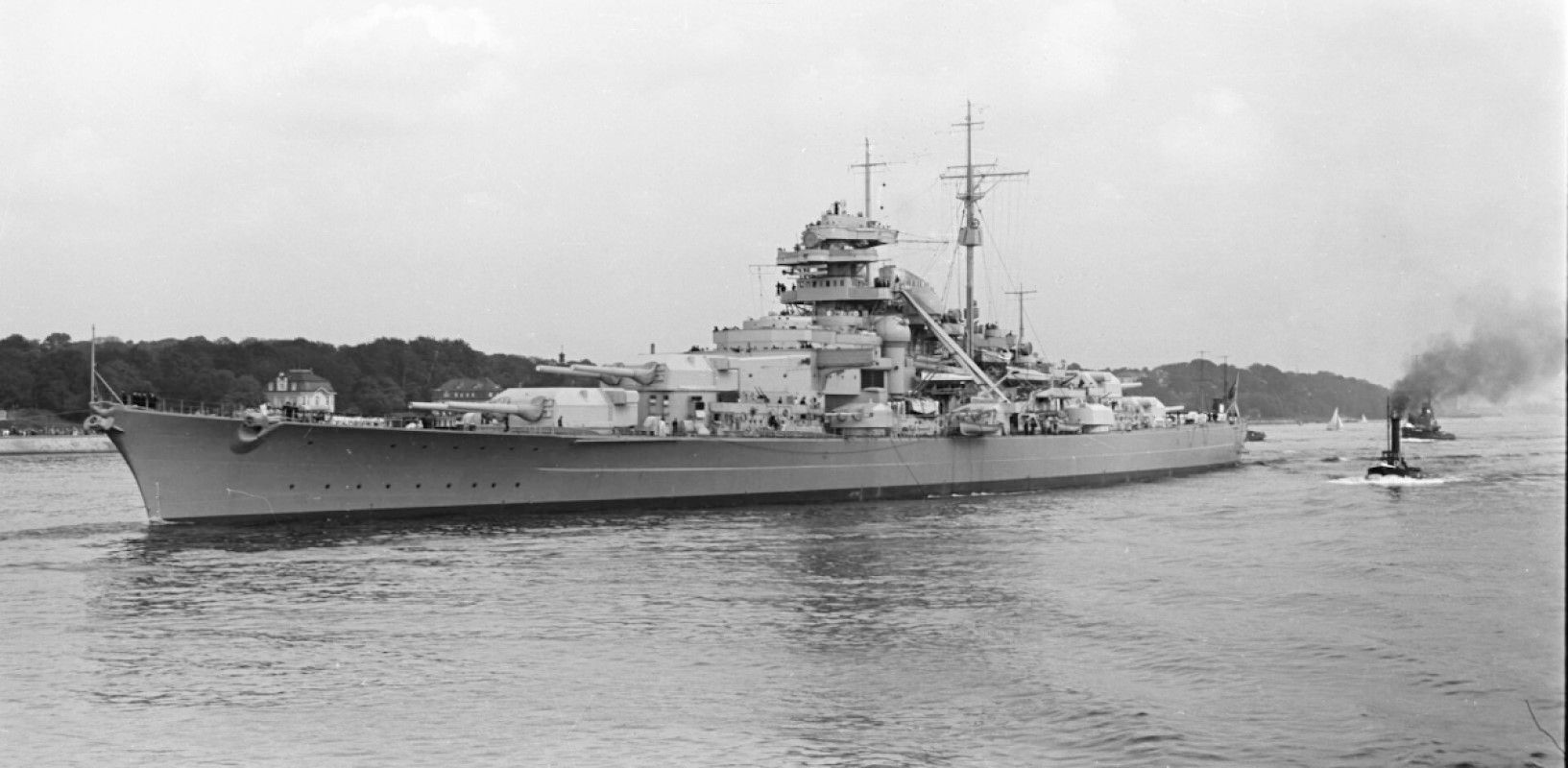 Bundesarchiv_Bild_193-04-1-26,_Schlachtschiff_Bismarck.jpg